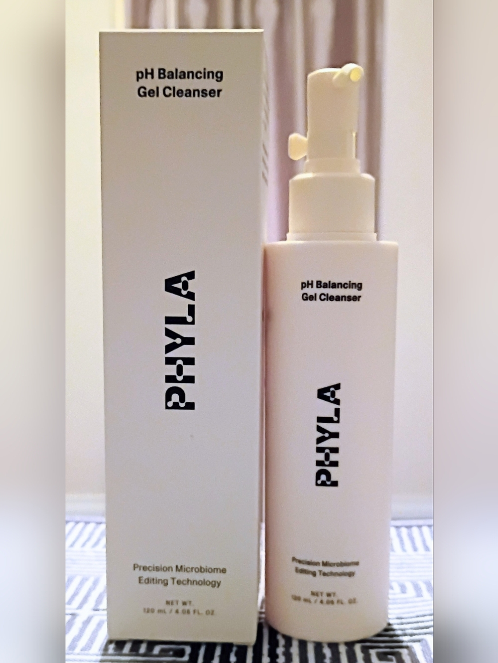 PHYLA pH Balancing Gel Cleanser - White
